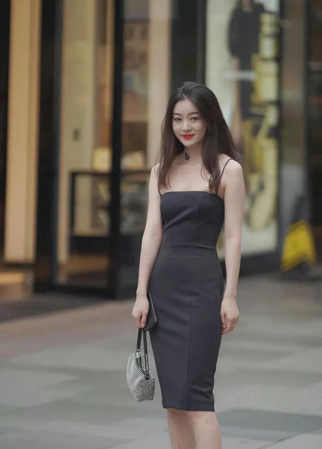 吊带凉鞋点亮小姐姐的时尚魅力九游会j9登录细节中的性感：(图3)