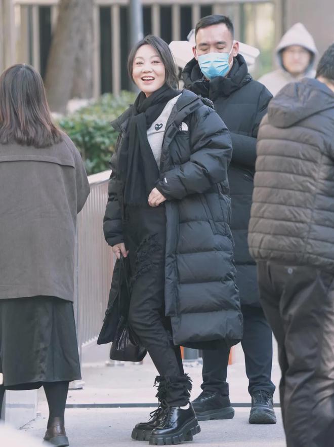 醺”之美！羽绒服搭厚底鞋、小黑裤时髦减龄九游会·j9网站53岁闫妮春晚彩排“微(图1)