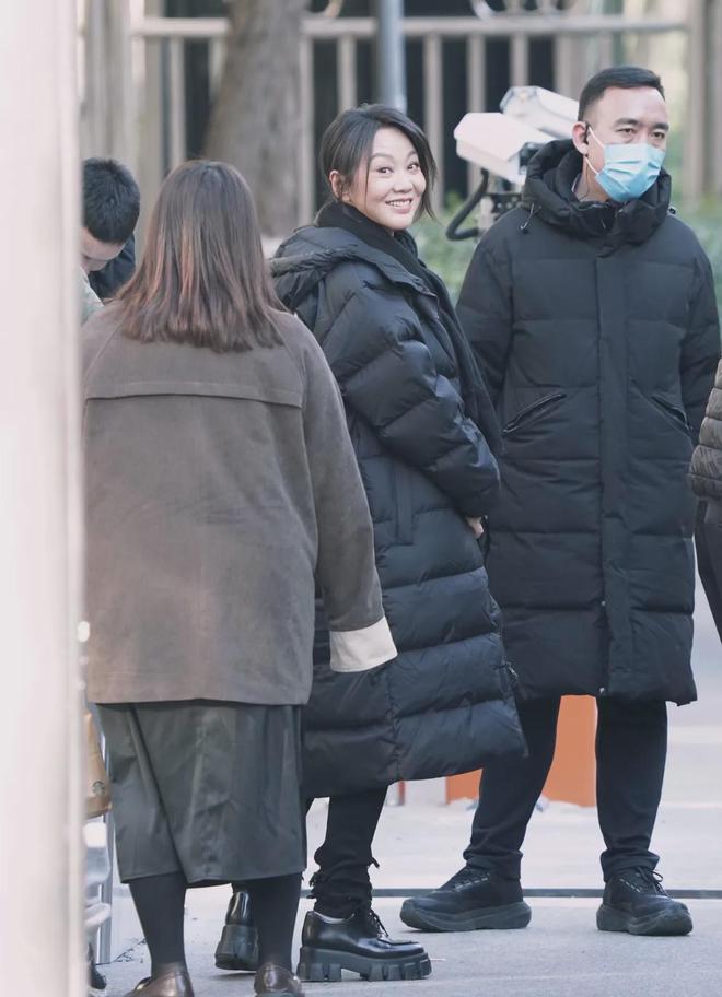 醺”之美！羽绒服搭厚底鞋、小黑裤时髦减龄九游会·j9网站53岁闫妮春晚彩排“微(图2)
