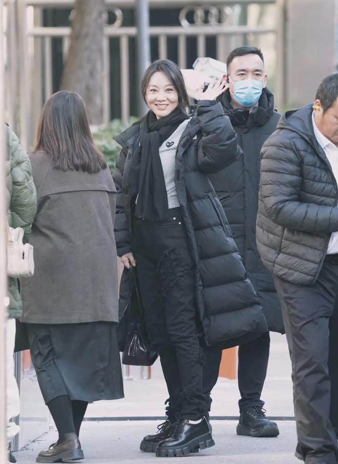 醺”之美！羽绒服搭厚底鞋、小黑裤时髦减龄九游会·j9网站53岁闫妮春晚彩排“微(图3)