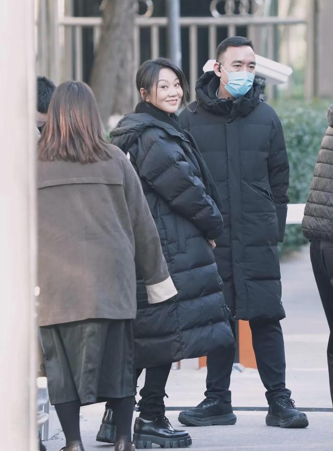 醺”之美！羽绒服搭厚底鞋、小黑裤时髦减龄九游会·j9网站53岁闫妮春晚彩排“微(图4)