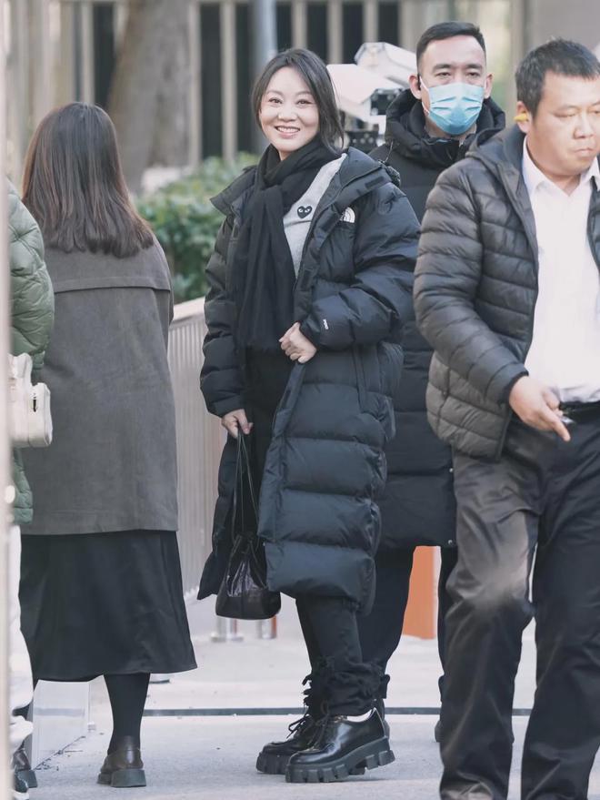 醺”之美！羽绒服搭厚底鞋、小黑裤时髦减龄九游会·j9网站53岁闫妮春晚彩排“微(图6)