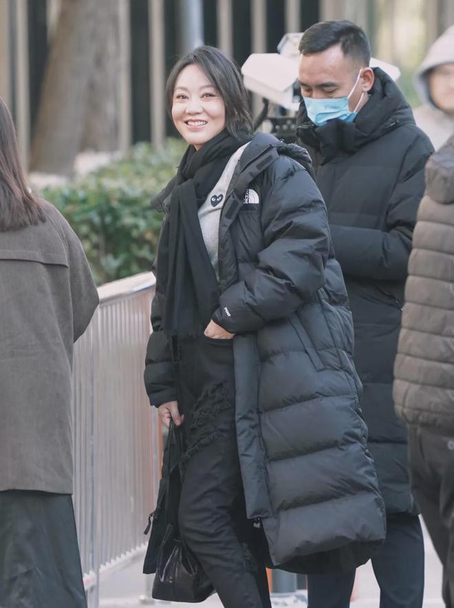 醺”之美！羽绒服搭厚底鞋、小黑裤时髦减龄九游会·j9网站53岁闫妮春晚彩排“微(图7)